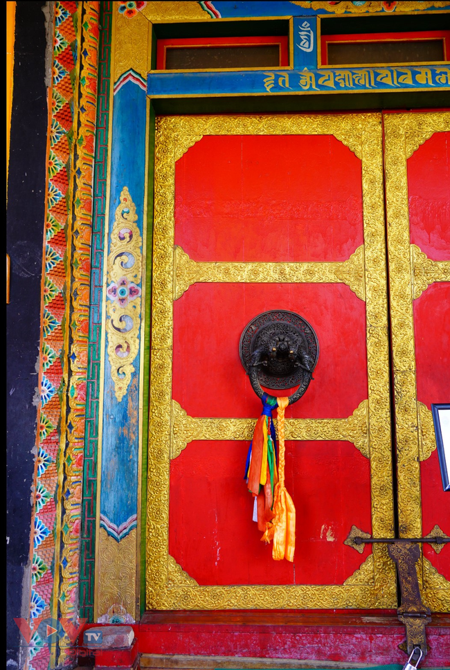 Độc đáo ngôi chùa Tạng cheo leo trên vách núi - Ảnh 12.