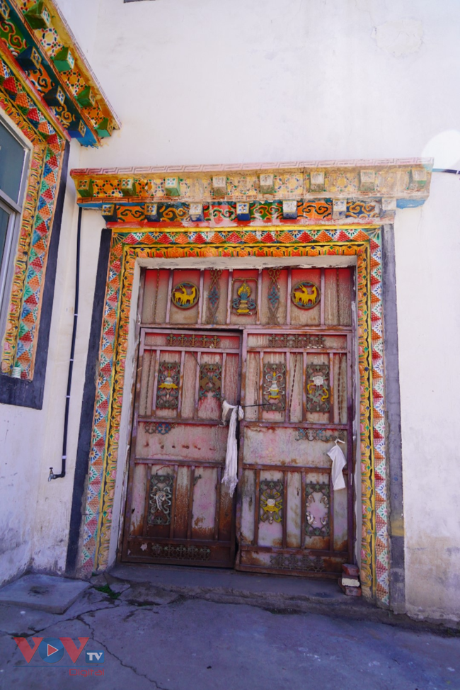 Độc đáo ngôi chùa Tạng cheo leo trên vách núi - Ảnh 13.