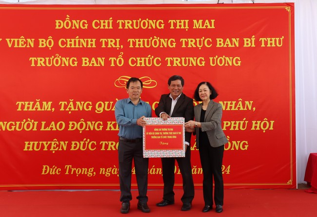 Thường trực Ban Bí thư tặng quà Tết công nhân ở Lâm Đồng- Ảnh 3.