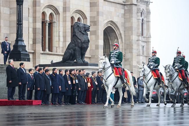 Thủ tướng Hungary Viktor Orban chủ trì lễ đón Thủ tướng Phạm Minh Chính- Ảnh 4.