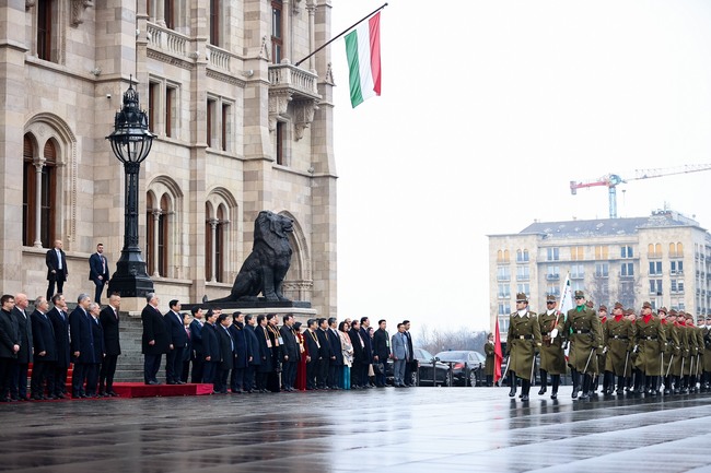 Thủ tướng Hungary Viktor Orban chủ trì lễ đón Thủ tướng Phạm Minh Chính- Ảnh 2.