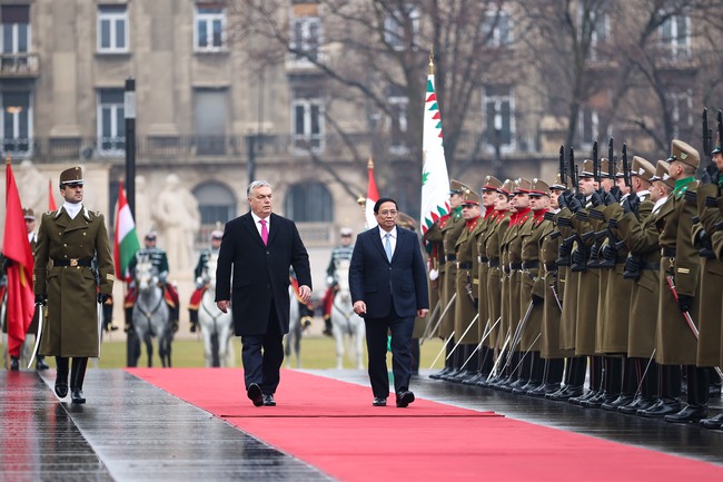 Thủ tướng Hungary Viktor Orban chủ trì lễ đón Thủ tướng Phạm Minh Chính- Ảnh 1.