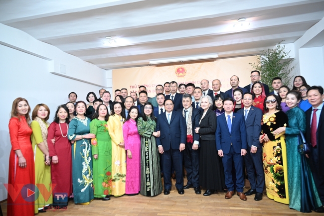 Thủ tướng gặp cán bộ, nhân viên Đại sứ quán, cộng đồng người Việt tại Romania- Ảnh 4.