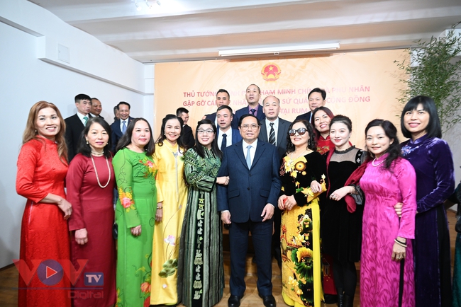 Thủ tướng gặp cán bộ, nhân viên Đại sứ quán, cộng đồng người Việt tại Romania- Ảnh 5.