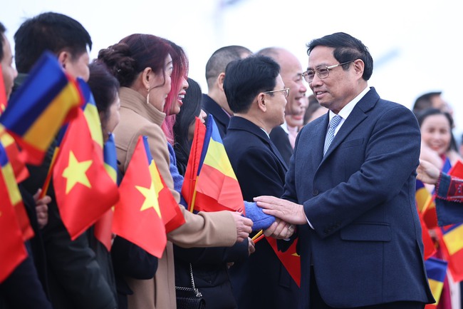 Thủ tướng Phạm Minh Chính tới Bucharest, bắt đầu thăm chính thức Romania- Ảnh 3.