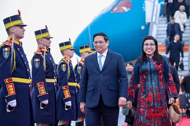 Thủ tướng Phạm Minh Chính tới Bucharest, bắt đầu thăm chính thức Romania- Ảnh 2.