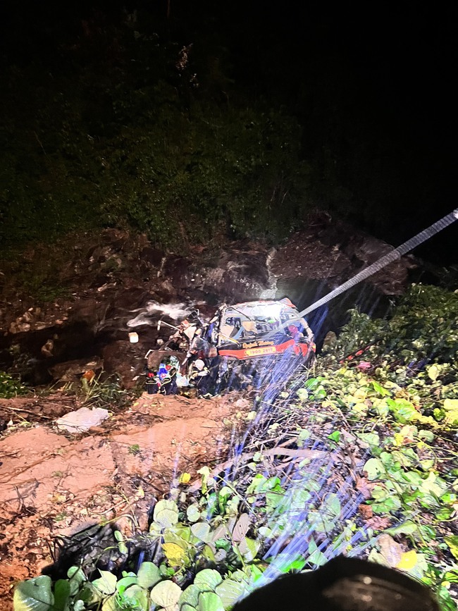 Xe khách lao xuống vực trên cao tốc La Sơn- Tuý Loan, 3 người tử vong- Ảnh 3.