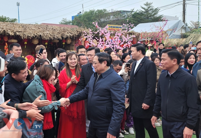 Thủ tướng Phạm Minh Chính thăm, tặng quà gia đình chính sách, công nhân, người lao động tại Thanh Hóa- Ảnh 1.
