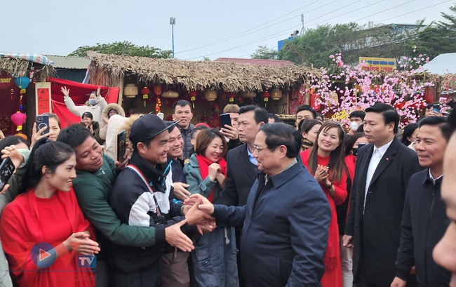 Thủ tướng Phạm Minh Chính thăm, tặng quà gia đình chính sách, công nhân, người lao động tại Thanh Hóa- Ảnh 2.
