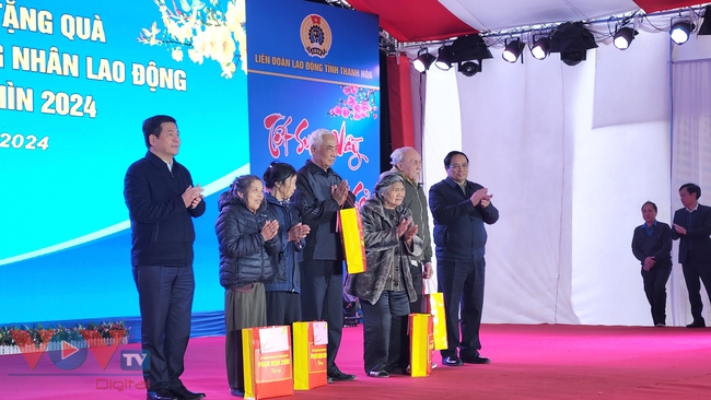 Thủ tướng Phạm Minh Chính thăm, tặng quà gia đình chính sách, công nhân, người lao động tại Thanh Hóa- Ảnh 5.