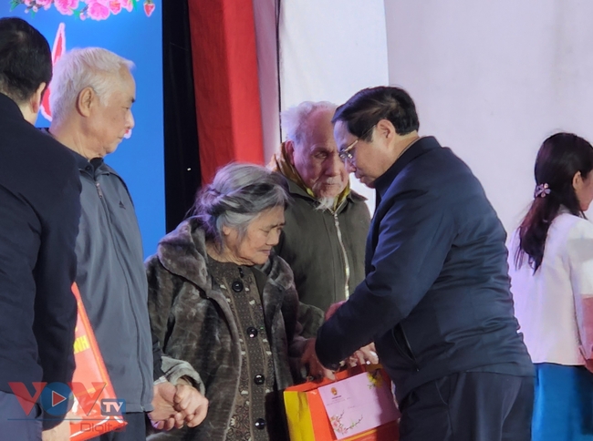 Thủ tướng Phạm Minh Chính thăm, tặng quà gia đình chính sách, công nhân, người lao động tại Thanh Hóa- Ảnh 7.