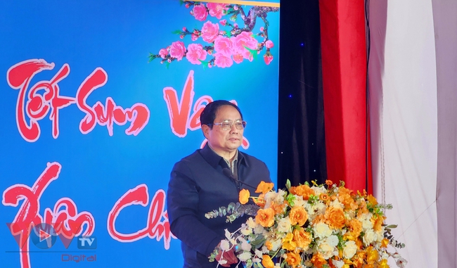 Thủ tướng Phạm Minh Chính thăm, tặng quà gia đình chính sách, công nhân, người lao động tại Thanh Hóa- Ảnh 4.