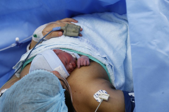 Em bé đầu tiên được thông tim xuyên bào thai đã chào đời- Ảnh 4.