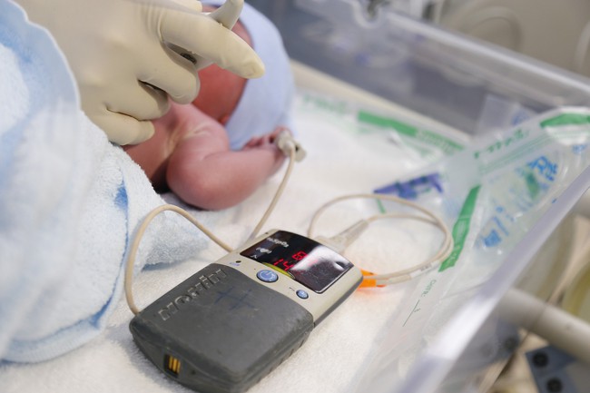 Em bé đầu tiên được thông tim xuyên bào thai đã chào đời- Ảnh 2.