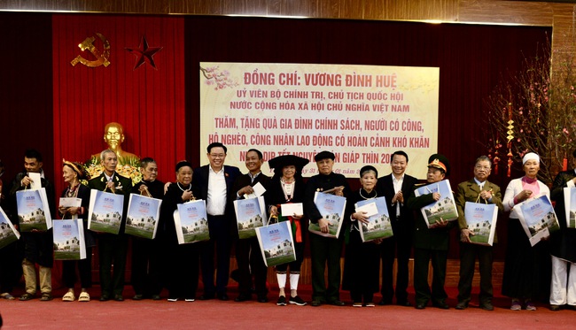 Chủ tịch Quốc hội Vương Đình Huệ trao quà Tết tặng gia đình chính sách, hộ nghèo, công nhân khó khăn tại Yên Bái- Ảnh 1.