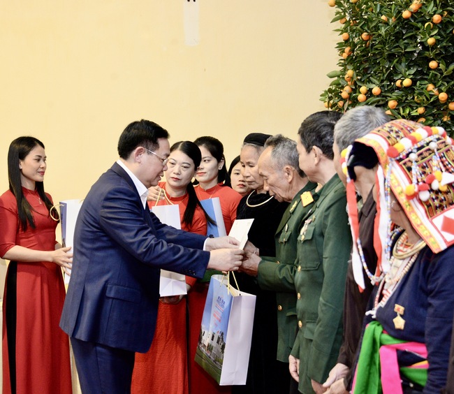 Chủ tịch Quốc hội Vương Đình Huệ trao quà Tết tặng gia đình chính sách, hộ nghèo, công nhân khó khăn tại Yên Bái- Ảnh 4.
