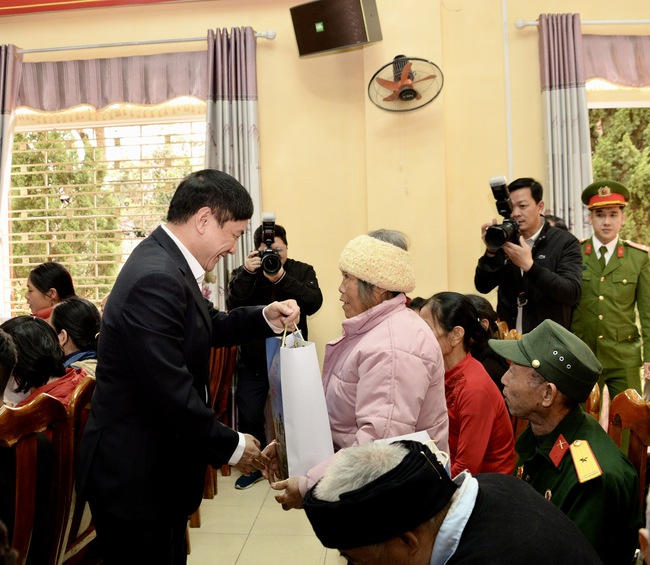 Chủ tịch Quốc hội Vương Đình Huệ trao quà Tết tặng gia đình chính sách, hộ nghèo, công nhân khó khăn tại Yên Bái- Ảnh 5.