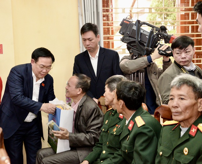 Chủ tịch Quốc hội Vương Đình Huệ trao quà Tết tặng gia đình chính sách, hộ nghèo, công nhân khó khăn tại Yên Bái- Ảnh 6.