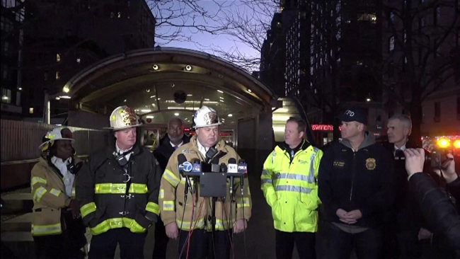 Hai tàu điện ngầm va chạm tại New York, ít nhất 26 người bị thương- Ảnh 1.