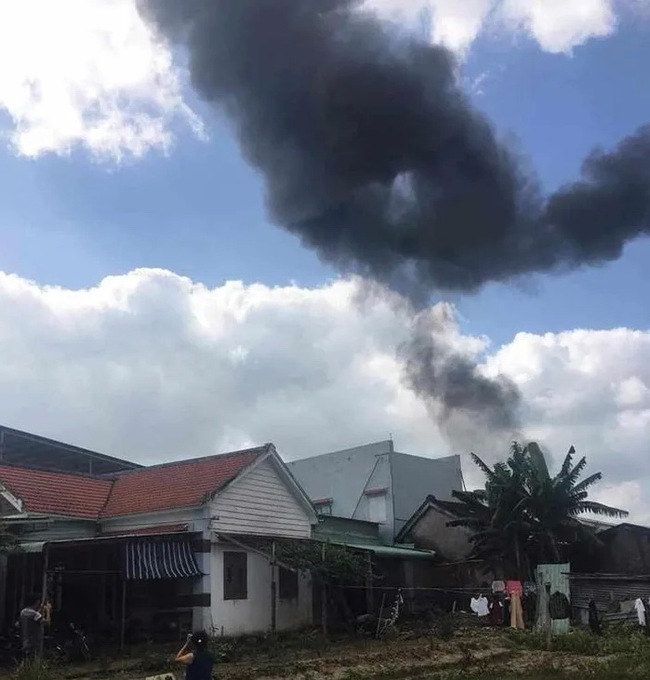 Hiện trường vụ máy bay rơi tại thị xã Điện Bàn, tỉnh Quảng Nam- Ảnh 7.