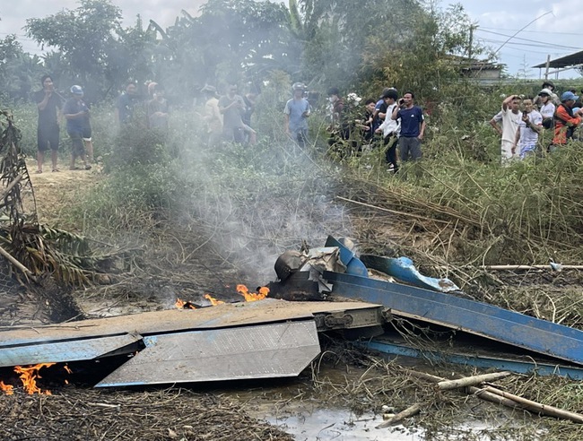 Hiện trường vụ máy bay rơi tại thị xã Điện Bàn, tỉnh Quảng Nam- Ảnh 2.