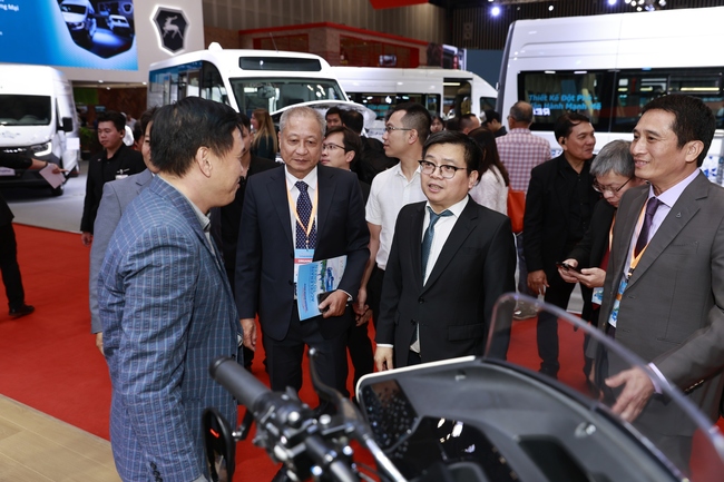 VIETNAM MOTOR SHOW 2024 chính thức khai mạc với chủ đề "Công nghệ mở tương lai xanh"- Ảnh 12.