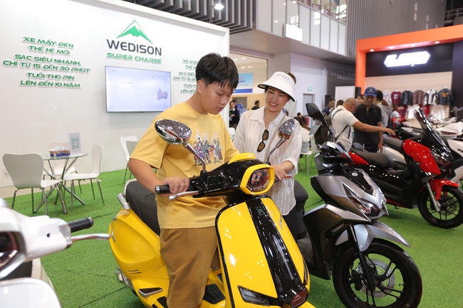 Vietnam Motor Show 2024 thu hút nhiều khách là các bà, các mẹ và trẻ em- Ảnh 3.