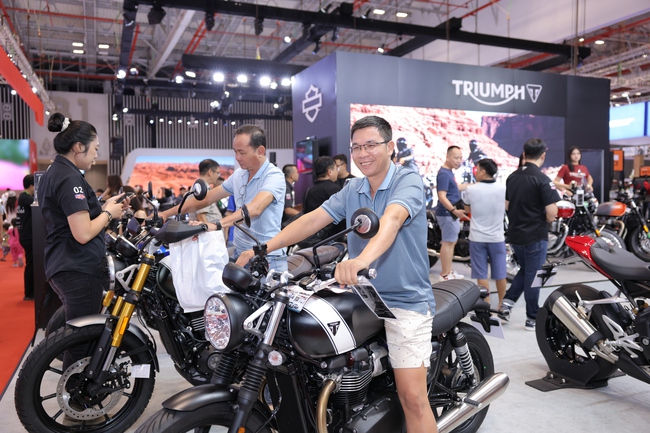 Vietnam Motor Show 2024 vẫn đông nghẹt dù trời mưa- Ảnh 2.