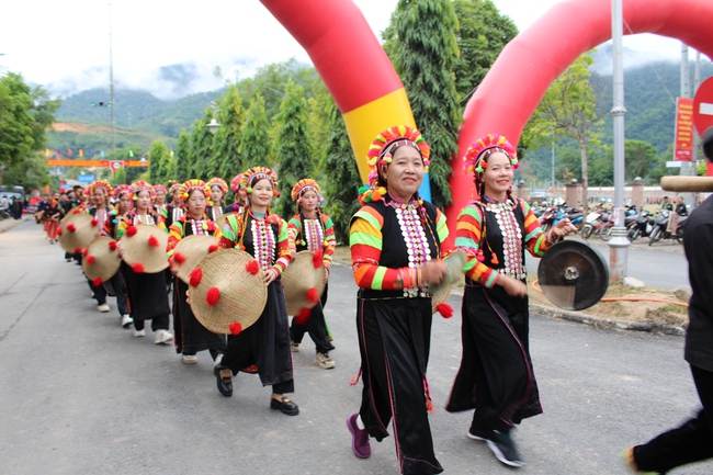 Rực rỡ sắc màu Lễ hội đường phố biên giới Mường Tè- Ảnh 4.