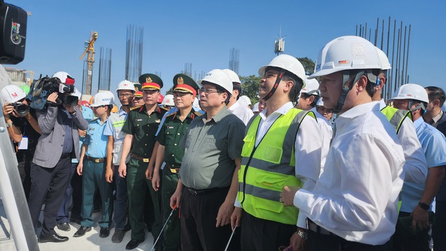 Thủ tướng Phạm Minh Chính kiểm tra thi công Dự án Nhà ga T3, Cảng Hàng không Tân Sơn Nhất- Ảnh 3.