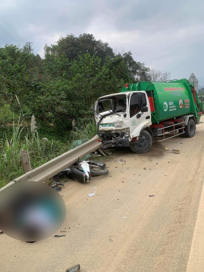4 người trên xe mô tô tử vong sau va chạm trên cao tốc Nội Bài – Lào Cai- Ảnh 1.