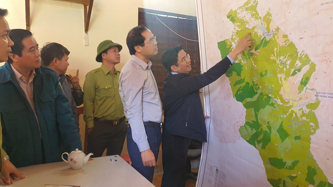Chủ tịch UBND tỉnh Lào Cai trực tiếp chỉ đạo chữa cháy trên rừng Hoàng Liên, tiếp tục cắt cử lực lượng ở lại trong đêm- Ảnh 3.