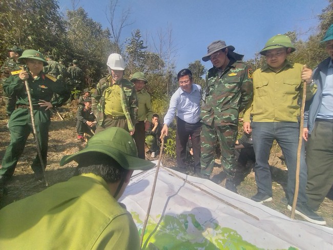 Chủ tịch UBND tỉnh Lào Cai trực tiếp chỉ đạo chữa cháy trên rừng Hoàng Liên, tiếp tục cắt cử lực lượng ở lại trong đêm- Ảnh 4.