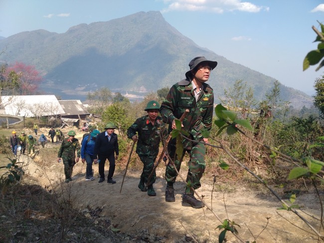 Chủ tịch UBND tỉnh Lào Cai trực tiếp chỉ đạo chữa cháy trên rừng Hoàng Liên, tiếp tục cắt cử lực lượng ở lại trong đêm- Ảnh 1.