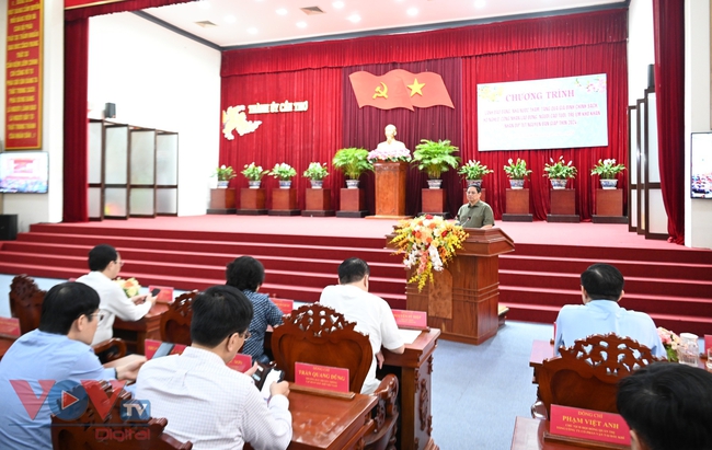Thủ tướng Phạm Minh Chính thăm tặng quà gia đình chính sách, hộ nghèo, công nhân lao động Cần Thơ- Ảnh 1.