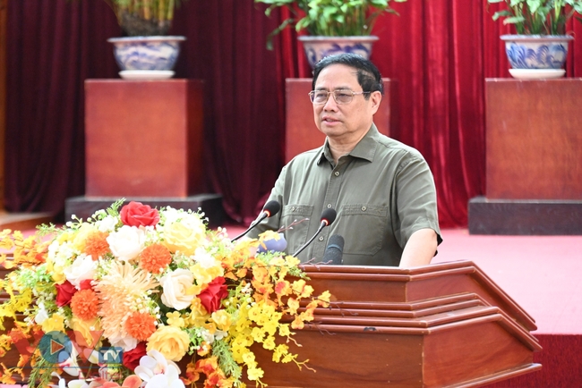 Thủ tướng Phạm Minh Chính thăm tặng quà gia đình chính sách, hộ nghèo, công nhân lao động Cần Thơ- Ảnh 2.