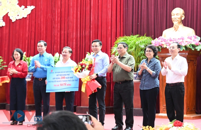 Thủ tướng Phạm Minh Chính thăm tặng quà gia đình chính sách, hộ nghèo, công nhân lao động Cần Thơ- Ảnh 3.