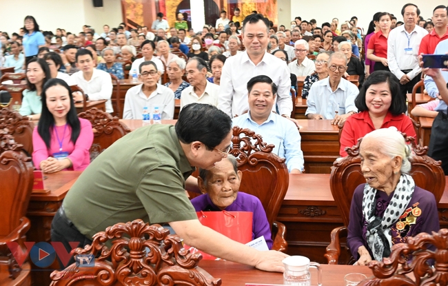 Thủ tướng Phạm Minh Chính thăm tặng quà gia đình chính sách, hộ nghèo, công nhân lao động Cần Thơ- Ảnh 4.