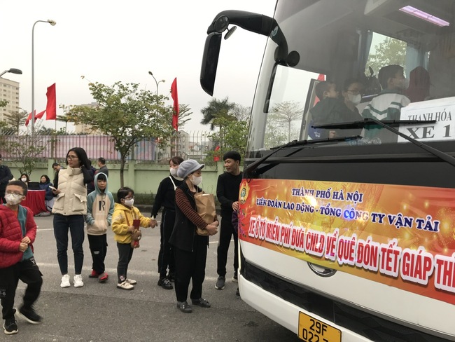 Hà Nội: Ấm áp những chuyến xe đưa công nhân về quê đón Tết Giáp Thìn- Ảnh 3.