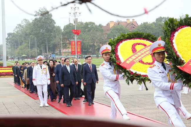 Lãnh đạo Đảng, Nhà nước vào Lăng viếng Chủ tịch Hồ Chí Minh nhân dịp Tết Giáp Thìn- Ảnh 1.