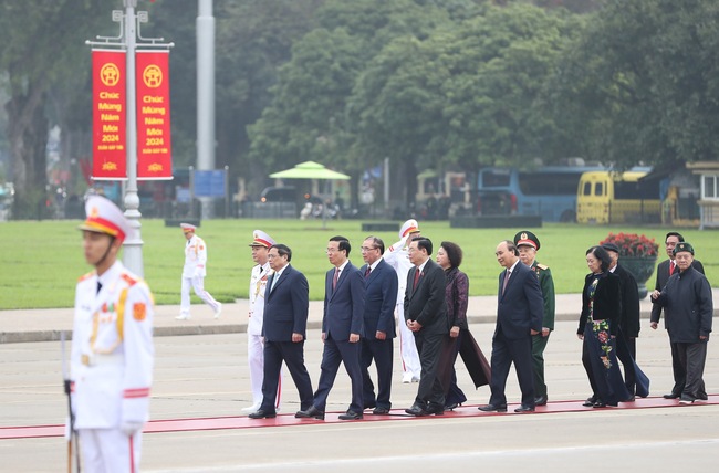 Lãnh đạo Đảng, Nhà nước vào Lăng viếng Chủ tịch Hồ Chí Minh nhân dịp Tết Giáp Thìn- Ảnh 2.