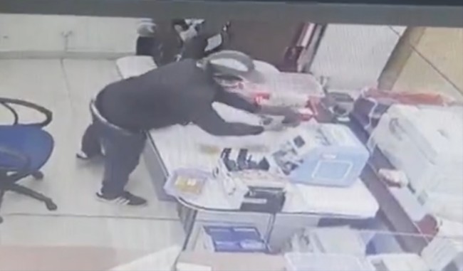 Truy bắt đối tượng dùng súng cướp ngân hàng tại Lâm Đồng- Ảnh 1.