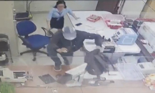 Truy bắt đối tượng dùng súng cướp ngân hàng tại Lâm Đồng- Ảnh 2.