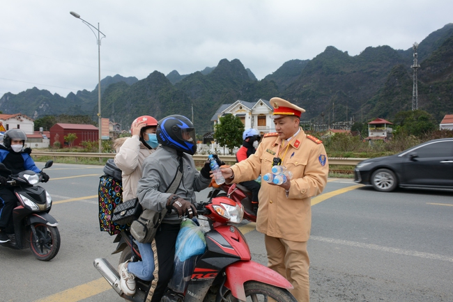 Lạng Sơn: Phát nước, áo mưa miễn phí cho người dân về quê đón Tết- Ảnh 2.