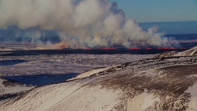 Ấn tượng hình ảnh núi lửa phun trào đỏ rực trên tuyết trắng ở Iceland - Ảnh 5.