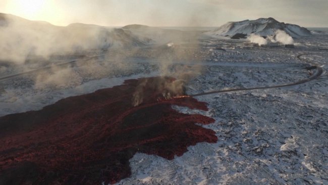 Ấn tượng hình ảnh núi lửa phun trào đỏ rực trên tuyết trắng ở Iceland - Ảnh 2.
