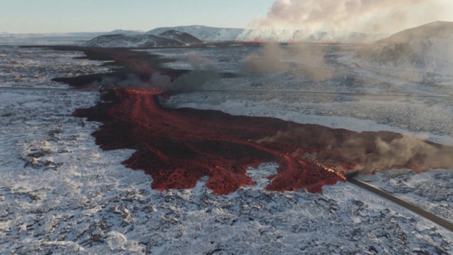 Ấn tượng hình ảnh núi lửa phun trào đỏ rực trên tuyết trắng ở Iceland - Ảnh 1.