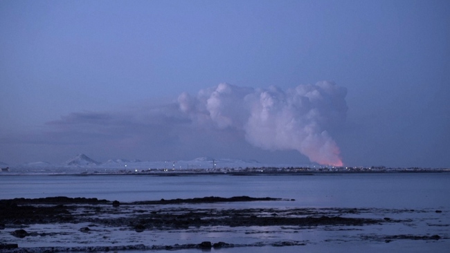 Ấn tượng hình ảnh núi lửa phun trào đỏ rực trên tuyết trắng ở Iceland - Ảnh 6.