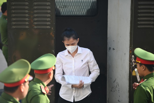 Phản biện với Nguyễn Phương Hằng, 2 bị cáo Hàn Ni và Trần Văn Sỹ hầu toà- Ảnh 1.