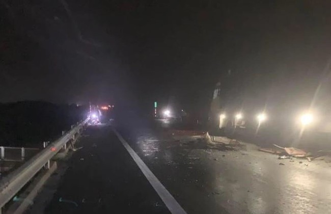 Lại xảy ra tai nạn giao thông nghiêm trọng trên cao tốc Cam Lộ - La Sơn- Ảnh 2.